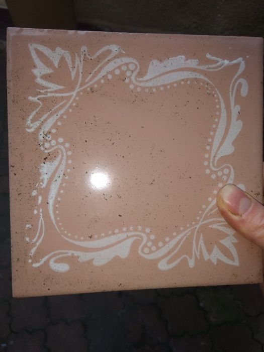 Продам плитку керамічну, розміри стандартні радянські:) Якісна!
