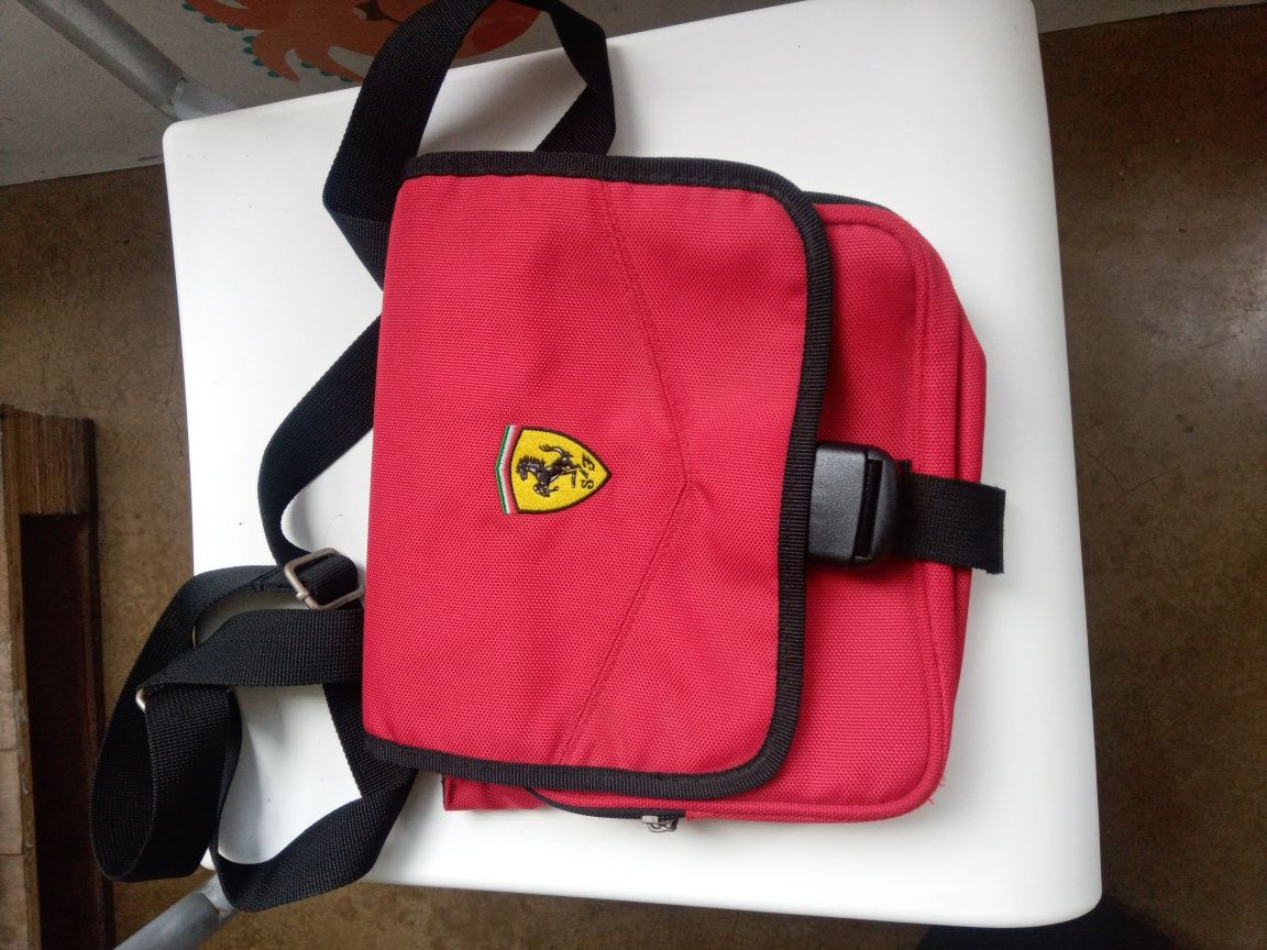 Bolsa Ferrari vermelha