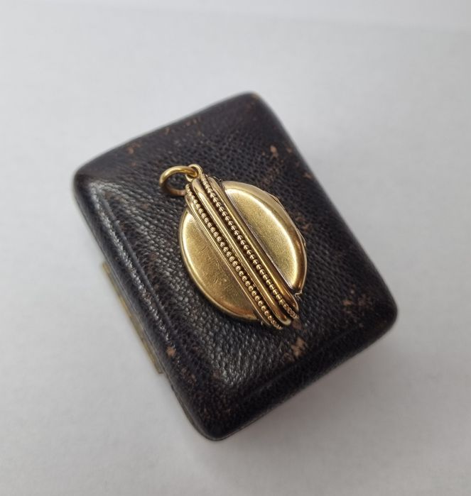 Wiktoriański złoty sekretnik etruski złoto