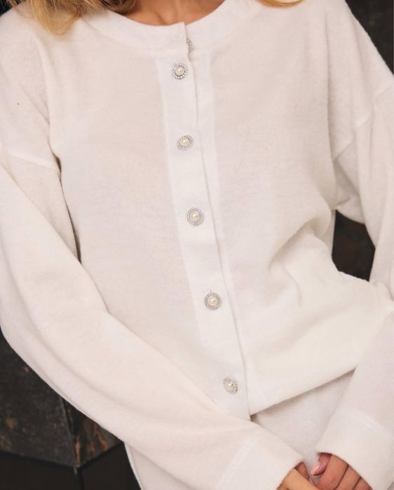 Молочний костюм з спідницею в стилі Old Money