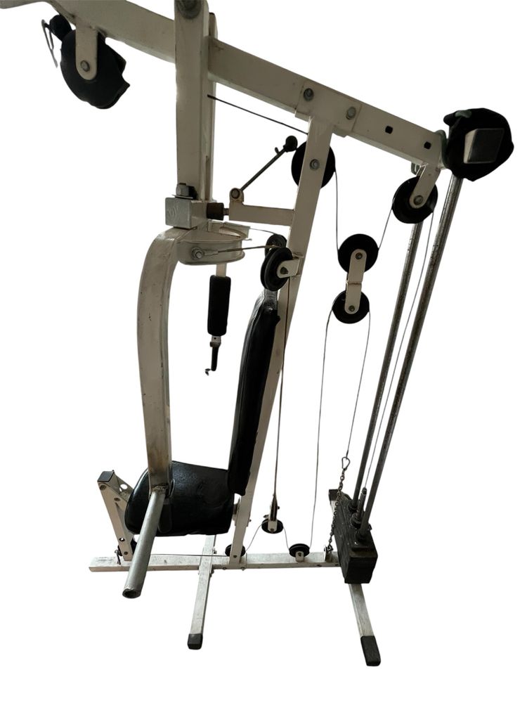 Maquina de fazer musculação, com multiplos exercícios.
