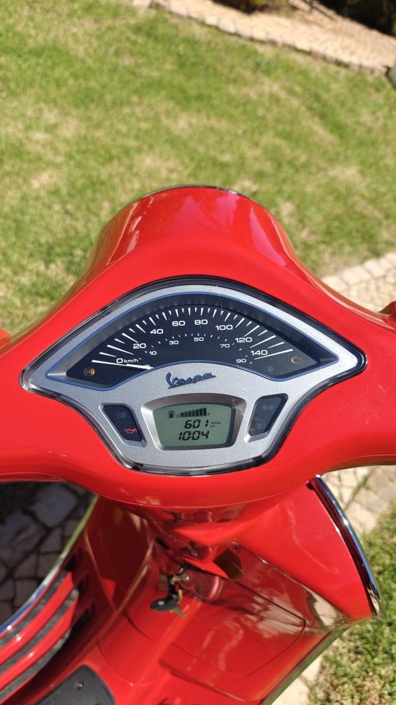 Vespa Primavera Red 125