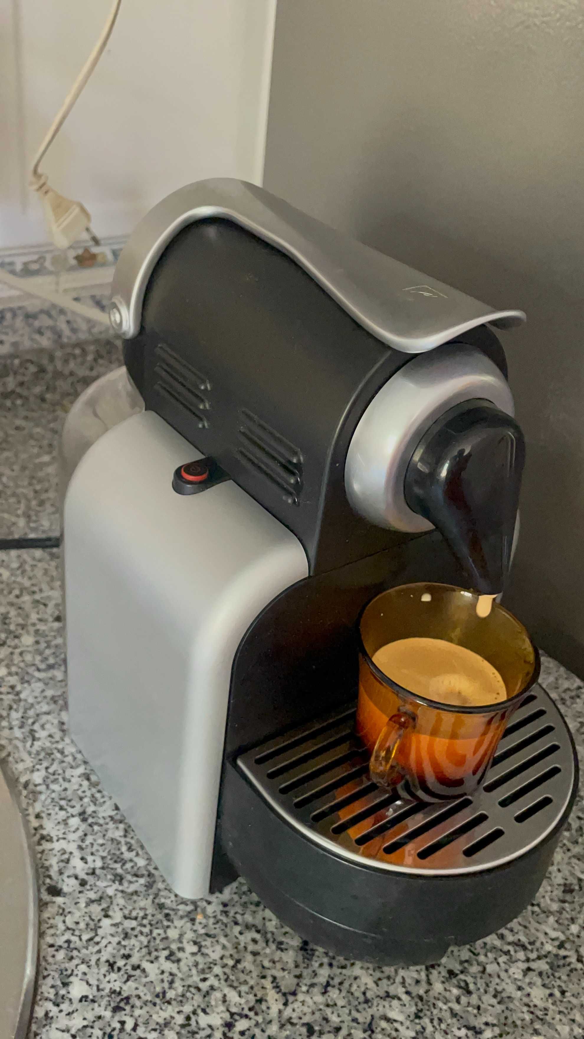 Máquina de café Nespresso Essenza D90 - Funcional