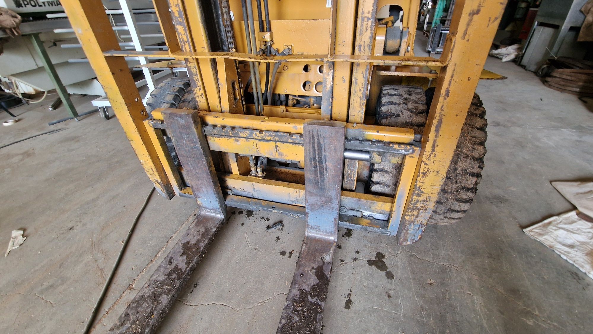 Empilhadores komatsu 2.5 kl deslocamento lateral em bom estado