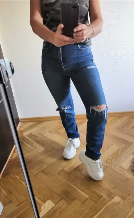 Spodnie jeansowe z dziurami stradivarius