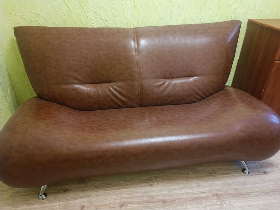 Продам диван  офісний.