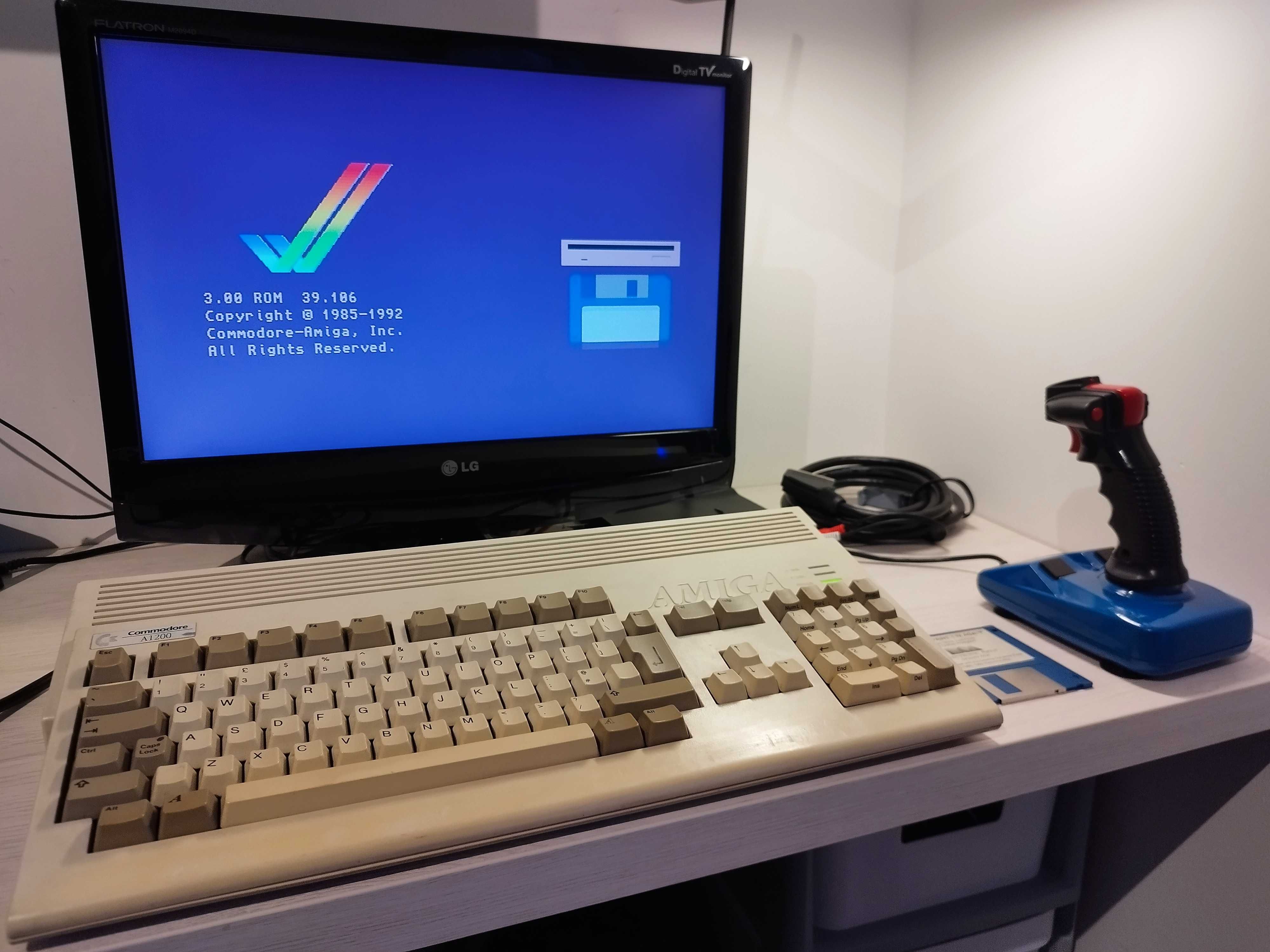 Amiga 1200 z joystickiem oraz oryginalną dyskietką Deluxepaint IV