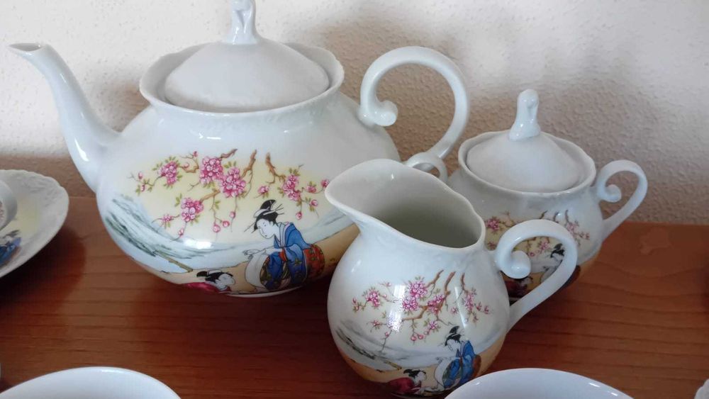 Conjunto da chá em porcelana marca Spal. 12 chávena, tudo completo