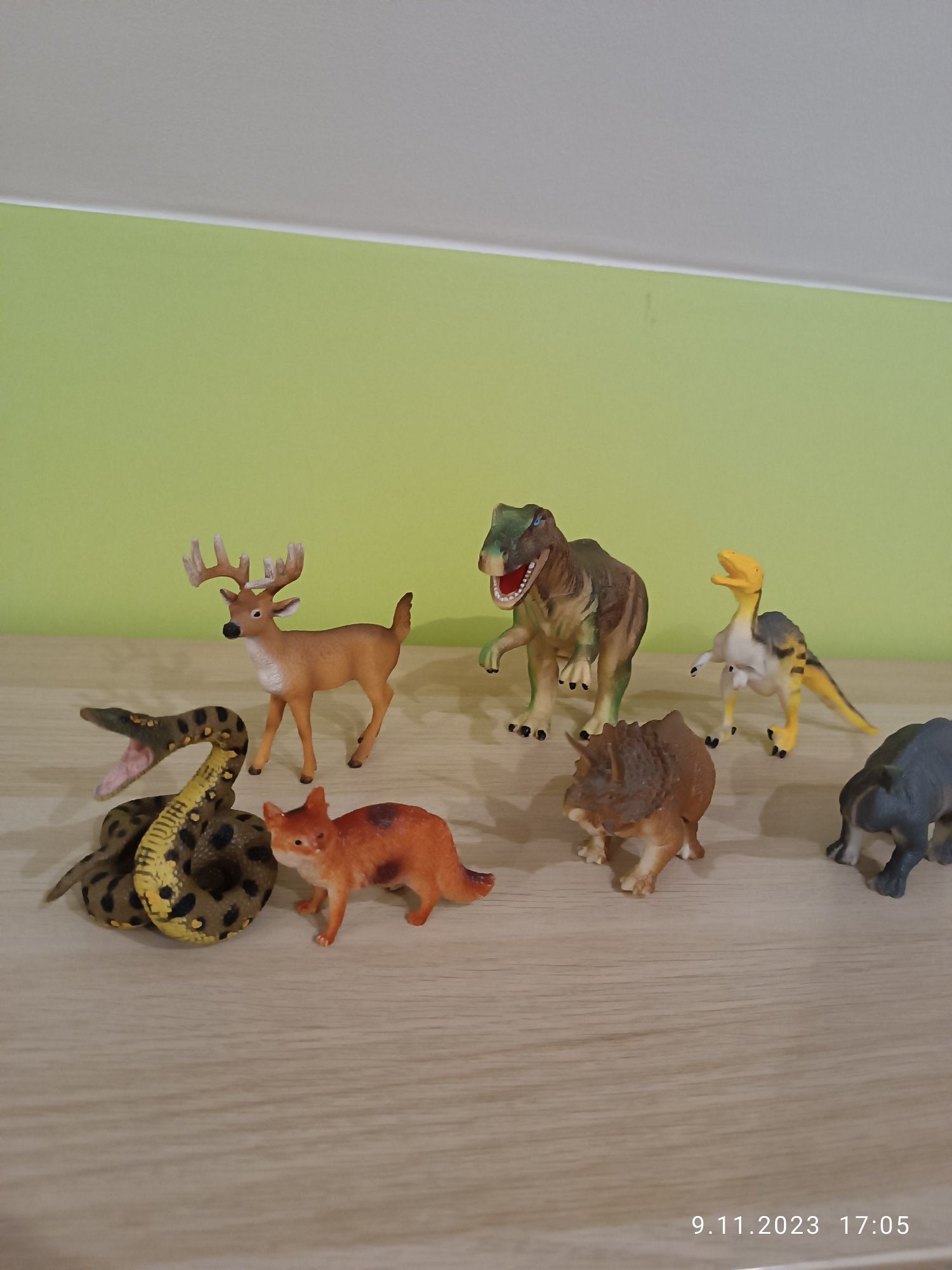 Figurki dinozaury+ renifer,wąż i lis