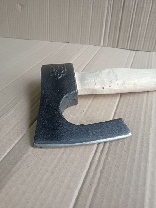 Топор 1,3 кг, сокира вагою 1,3 кг.