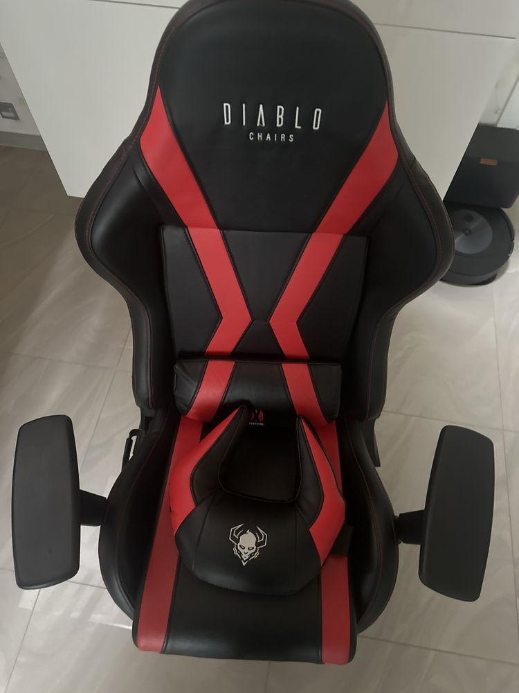 Sprzedam krzesło diablo czarno czerwone XS
