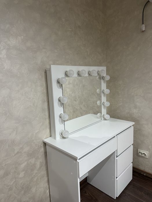 Туалетний столик