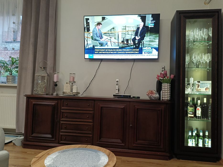 Meble do salonu duża komoda + witryna LED