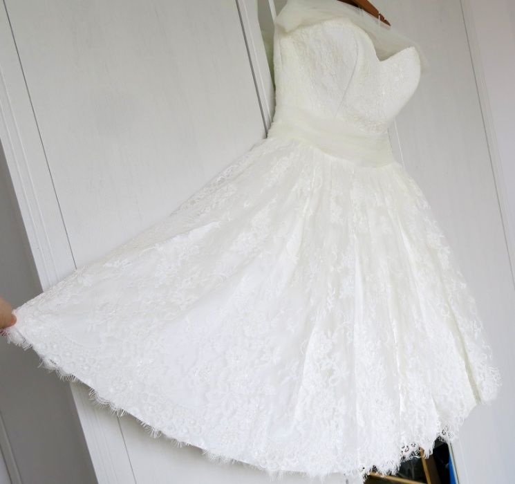 Śliczna, koronkowa suknia ślubna w kolorze ivory