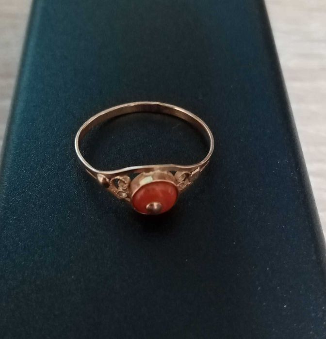 złoty pierścionek z koralem - próba 585 - 1,02 g - vintage