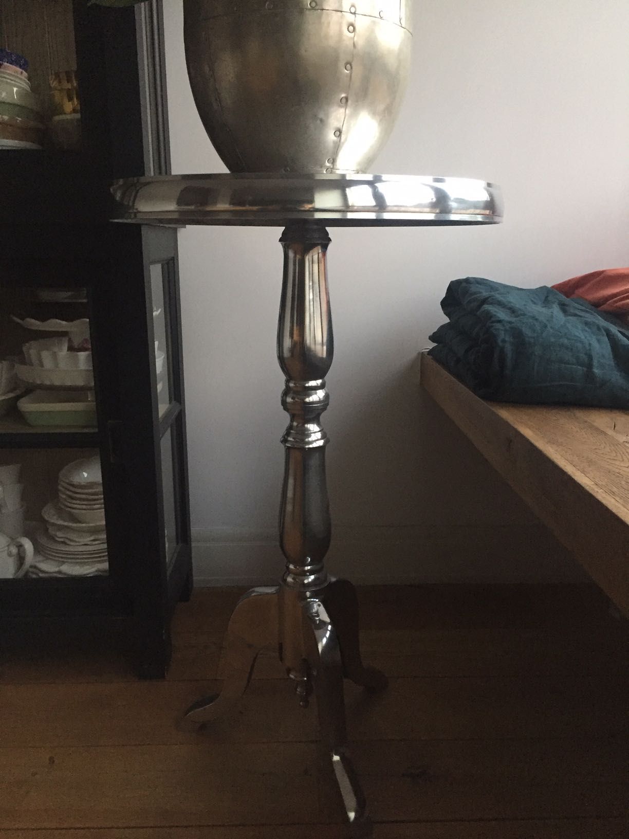 wysoki metalowy srebrny francuski stolik