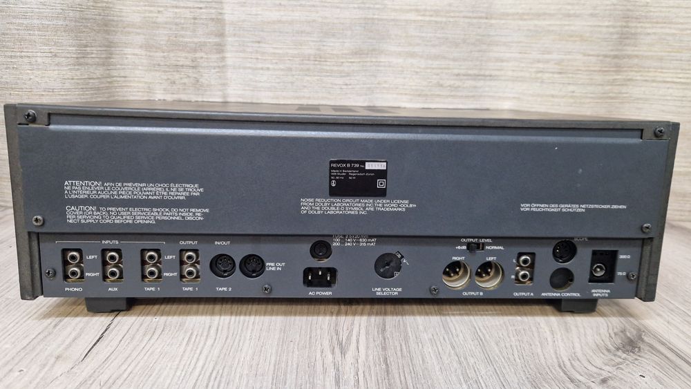 Попередній підсилювач з вбудованим  FM тюнером Revox- B739