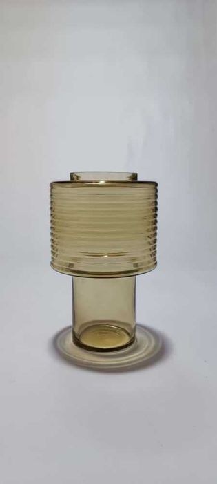 Vaso de vidro castanho e transparente.