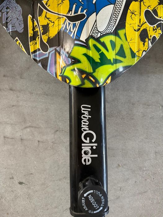 Hoverboard colorido com cadeira