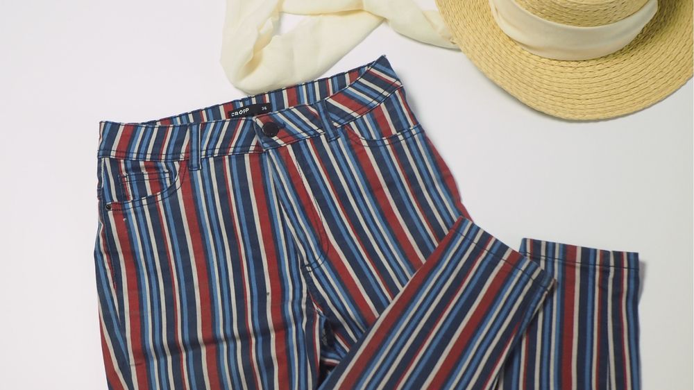 Jeansowe spodnie cropp w paski kolorowe z wysokim stanem Rozmiar 34 xs
