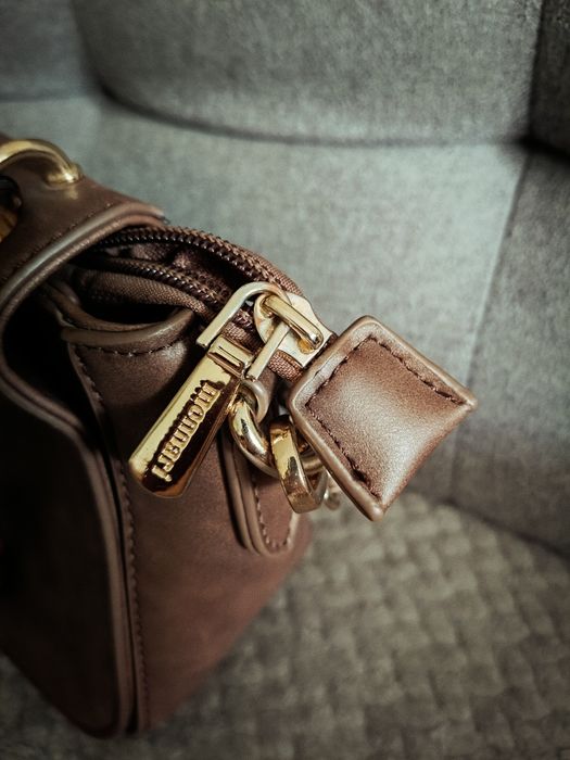 Monnari mała brązowa torebka na ramię z ozdobnym łańcuchem