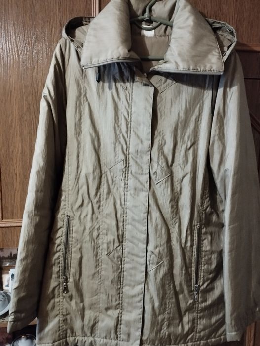 Куртка женская(52 размер)бежевого цвета