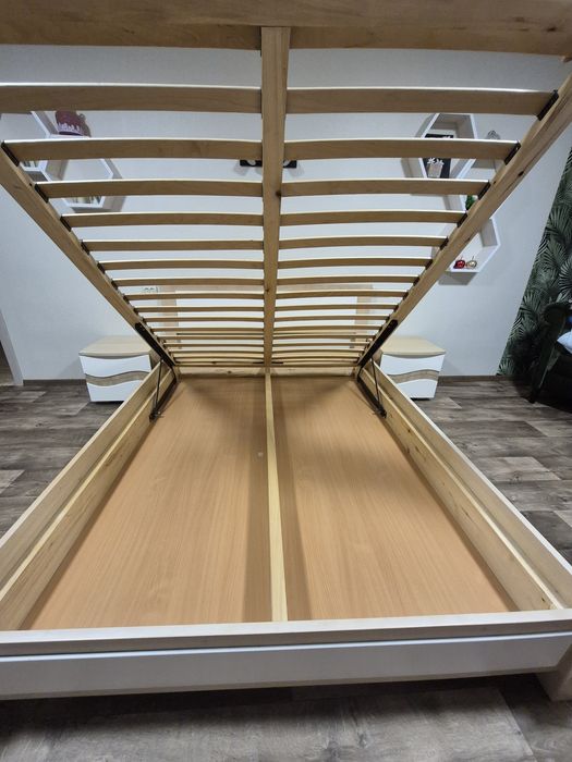 Ліжко дерев'яне двоспальне 1600*2000 з матрасом та тумбочками