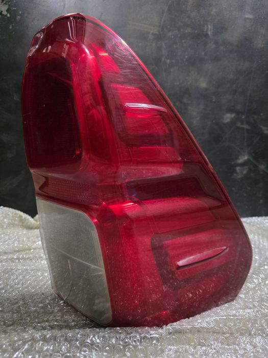 Задня права фара Toyota Hilux 2017