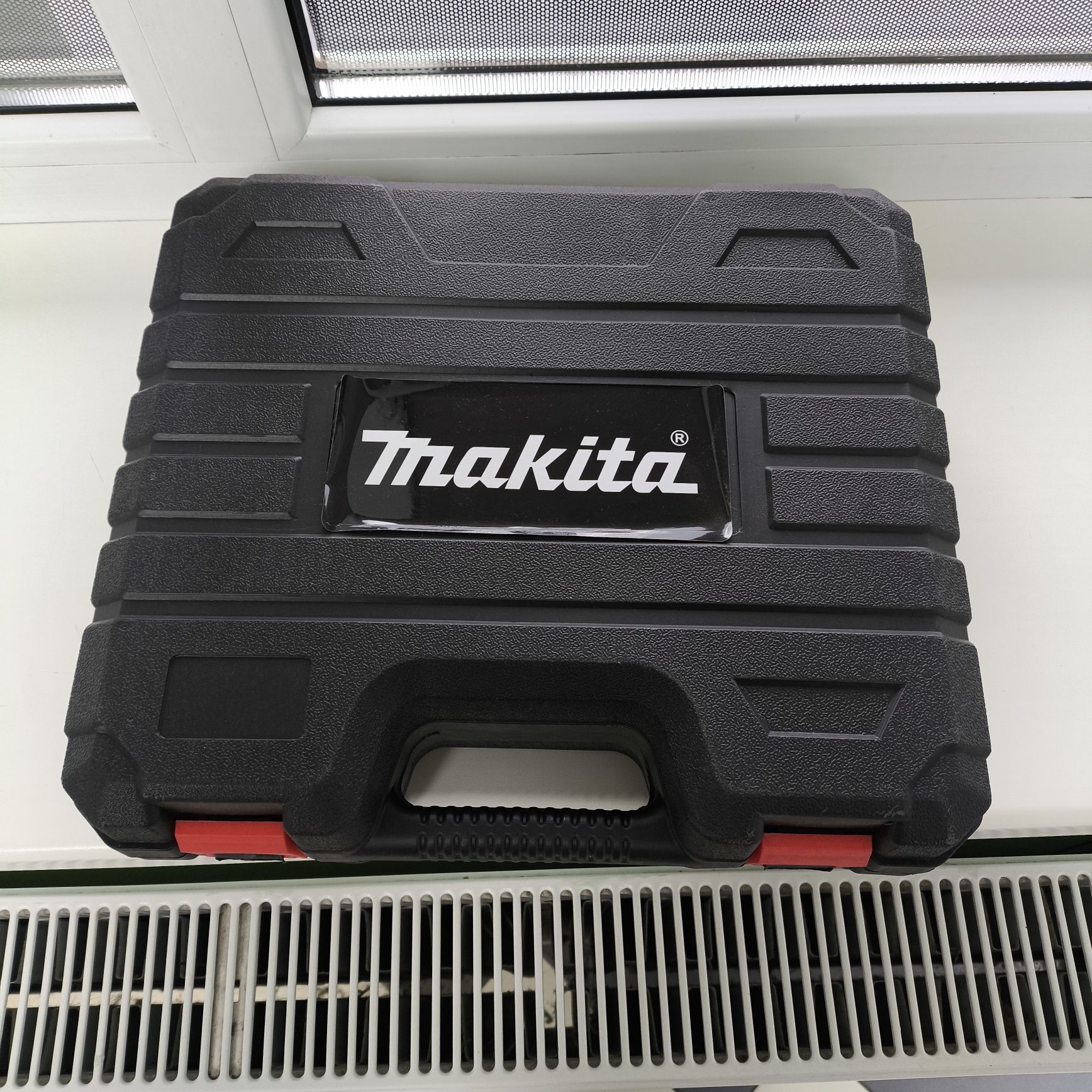Ударний гайковерт Makita, в кейсі з комплектом