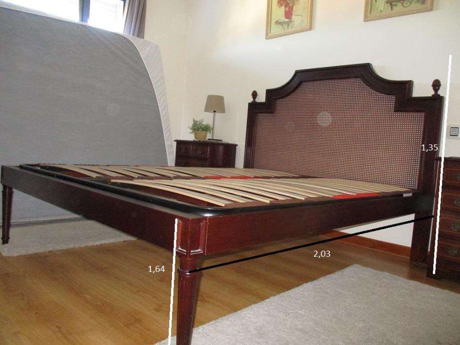 Cama de casal Mogno (Oferta de mesa de centro)