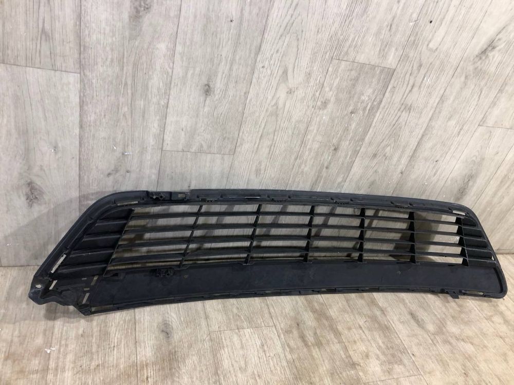 Бампер передний Решетка средняя Toyota Yaris ( 2010 - 2014 г.) решітка