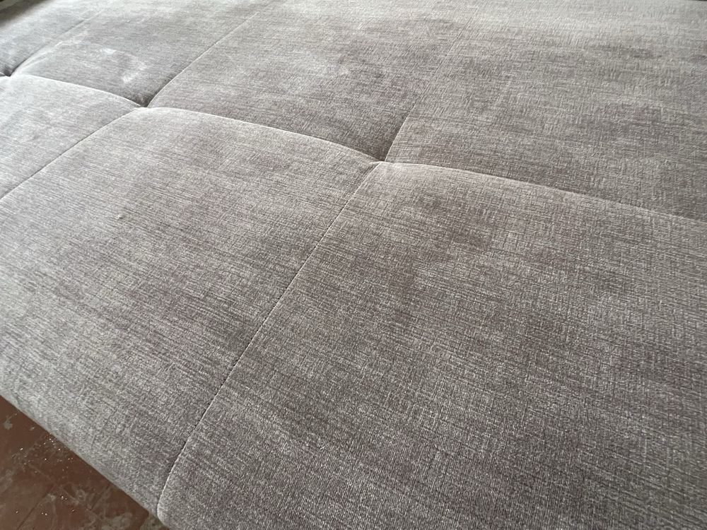 Sofa cama com chaise longue e arrumação