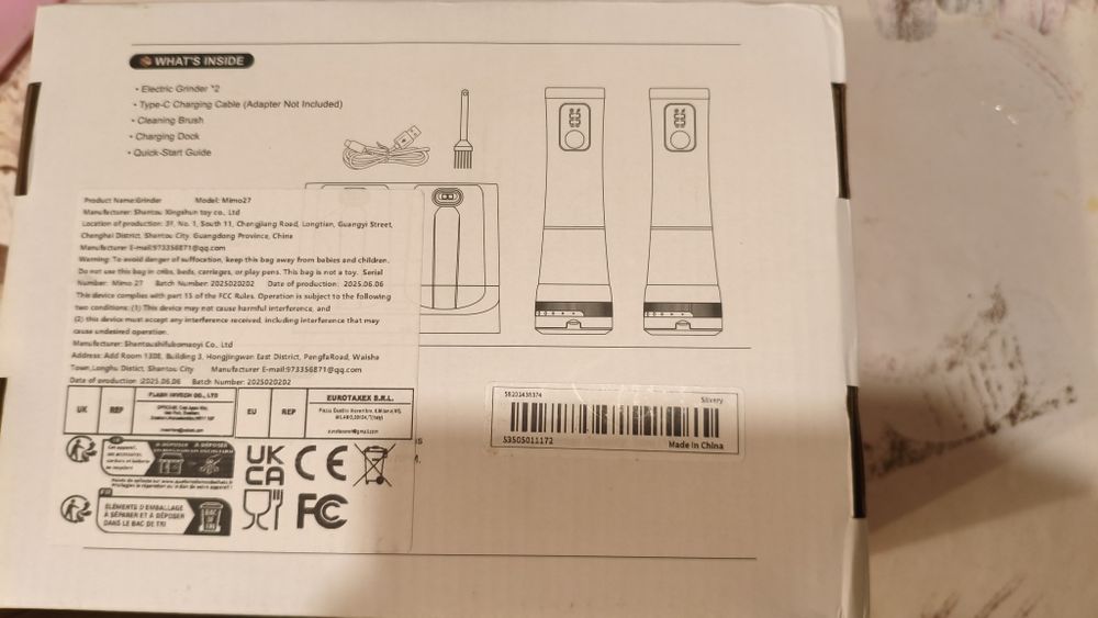Набор электрических мельниц для соли и перца.