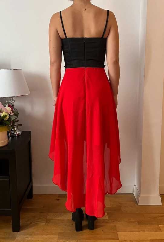 Elegancka czarno-czerwona sukienka z długim tyłem.