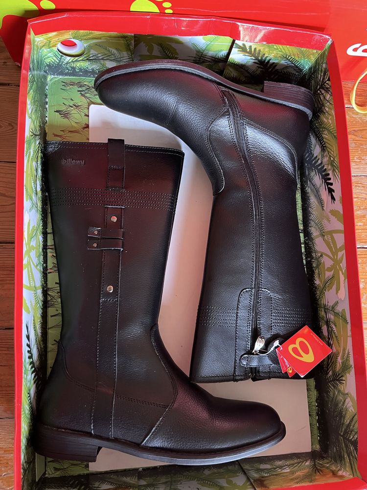 Botas em pele novas