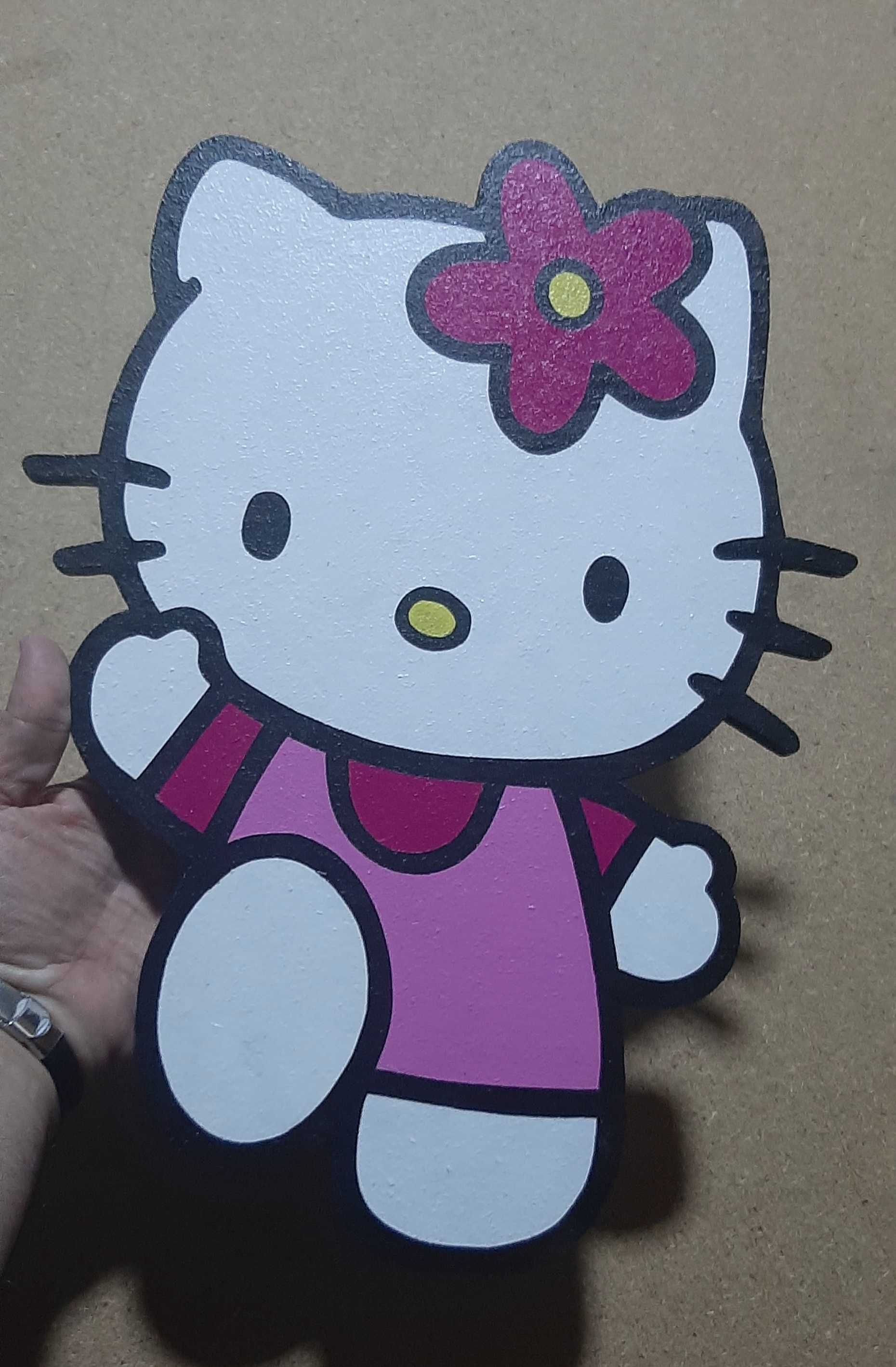Hello Kitty pintada em aglomerado de madeira