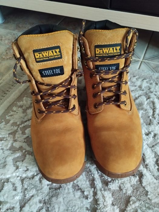 Чоловіче взуття в ідеальному стані