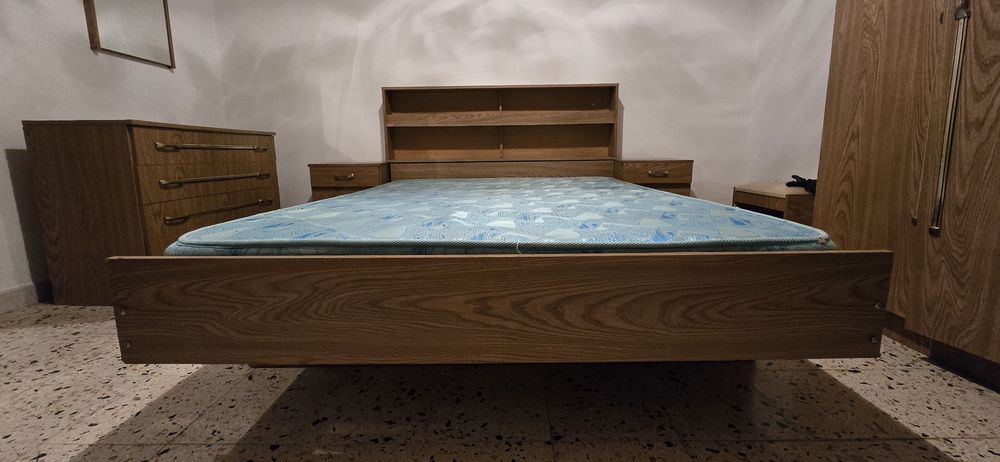 Conjunto completo de quarto – cama/colchão, mesas, cómoda e outros