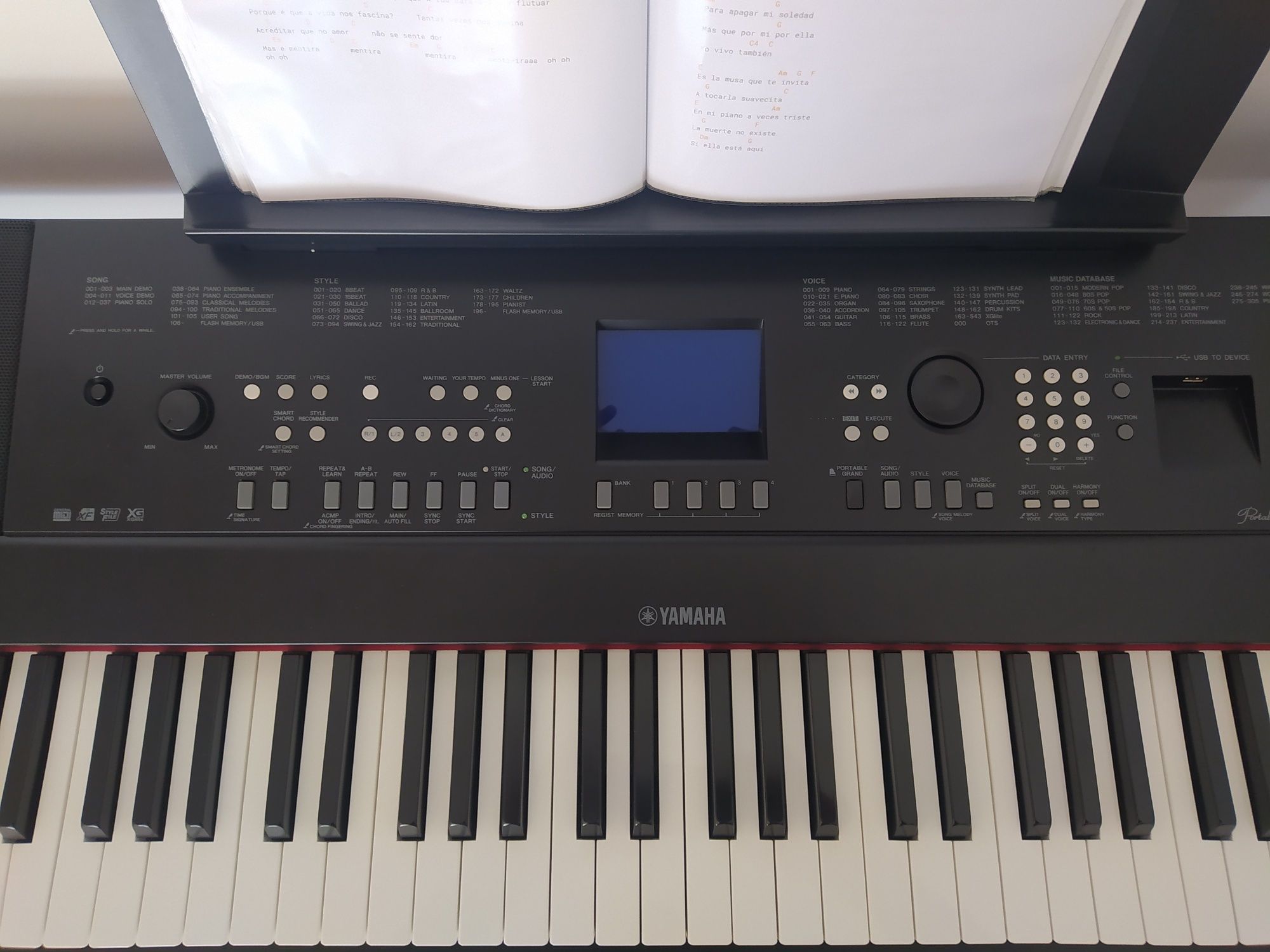 Piano digital Yamaha DGX650