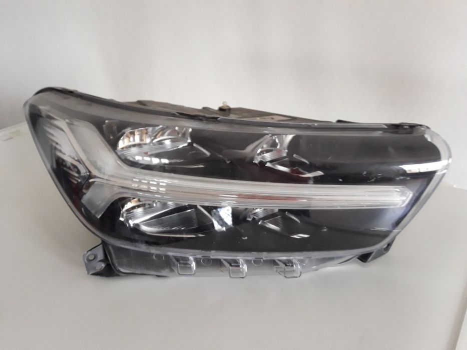 Farol e guardalamas Volvo XC40 2020