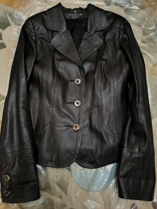 Піджак шкіряний на гудзиках.