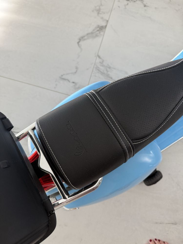 Motorek skuter pojazd akumulatorowy Vespa