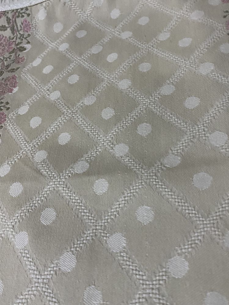 Toalha de Mesa Bordada em Jacquard Poa