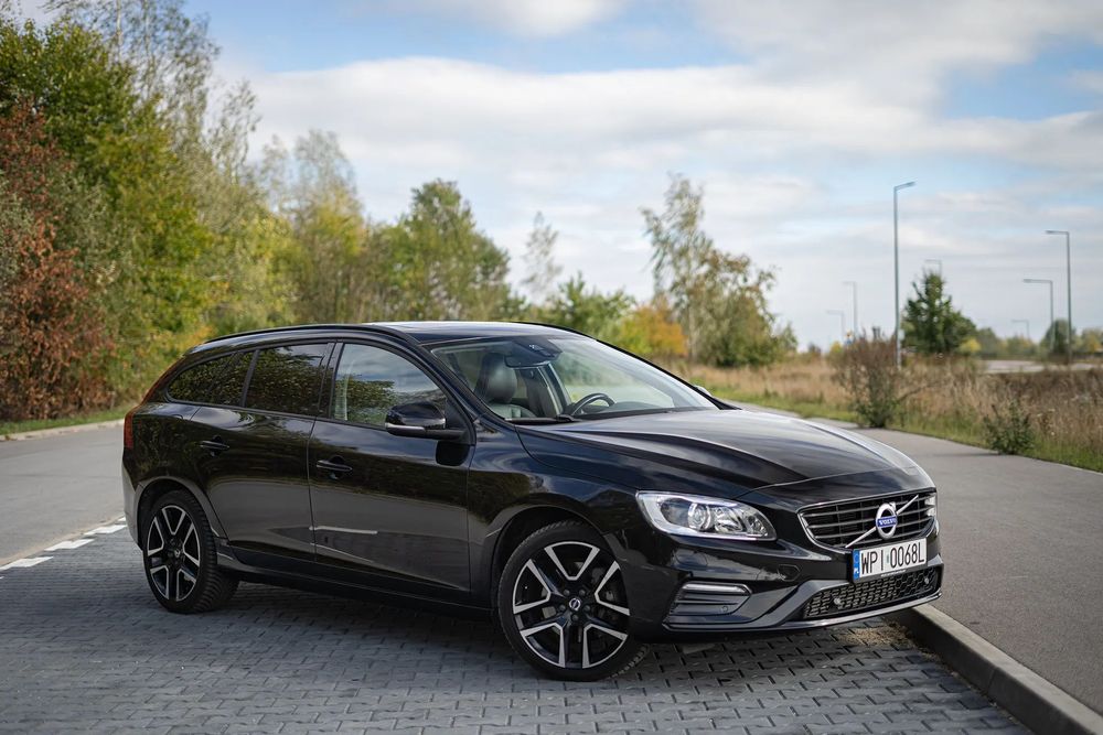 Volvo V60 T5 245 KM | AWD | 2018 | R-Design | Automat