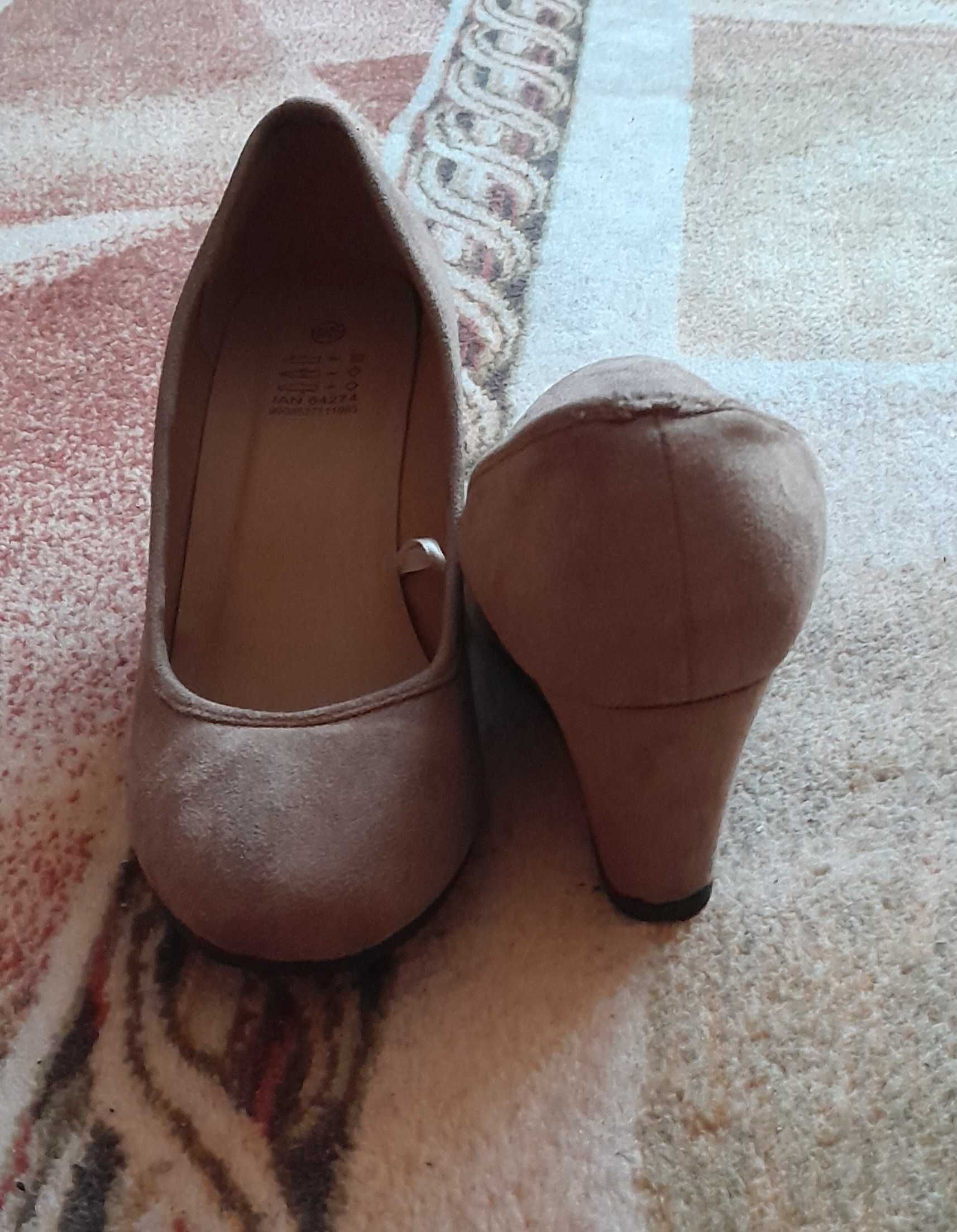 Beżowe buty na koturnie r.40