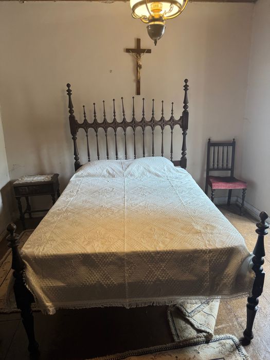Cama de casal em madeira maciça + colchão