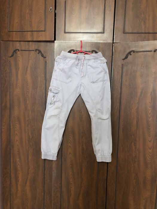 Стильные брюбрюкидля девочки серого цвета на 10-11 лет.