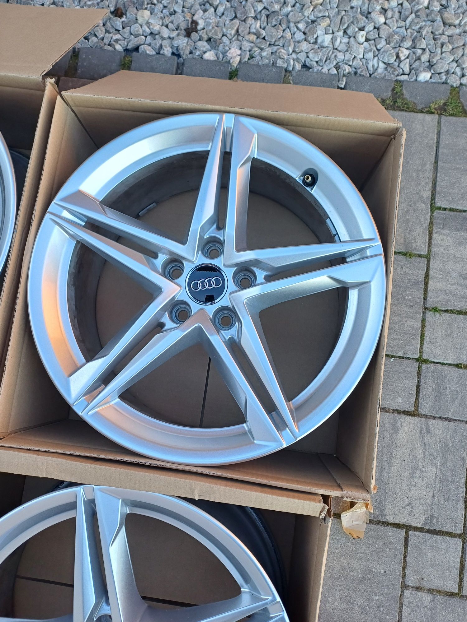 Felgi Audi A4 B9 8W0-HM