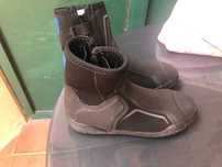 Botins de neoprene usados uma vez.