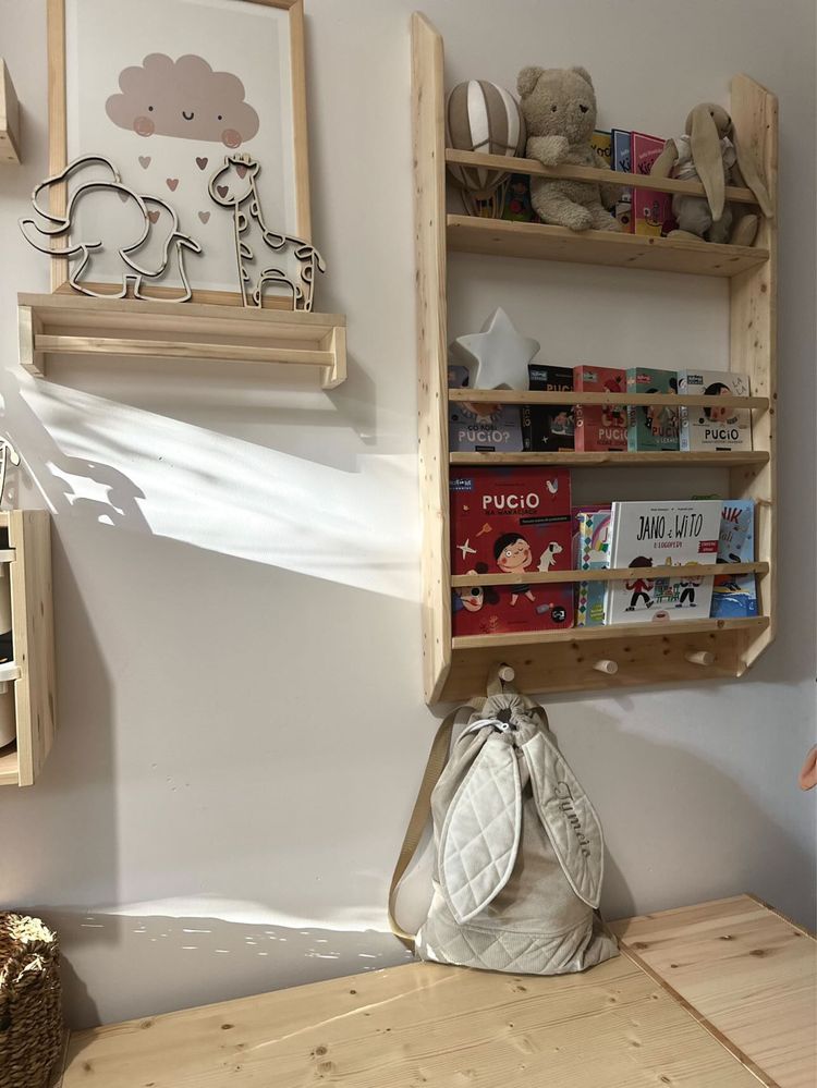 Drewniana biblioteczka na książki z wieszakami/ półka dziecięca